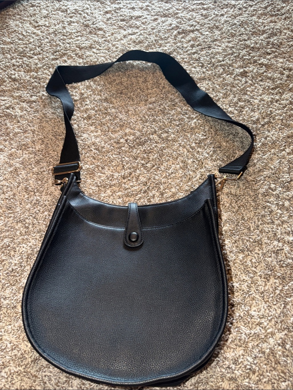 Classic Black Leather Crossbody Bag with Adjustable Strap